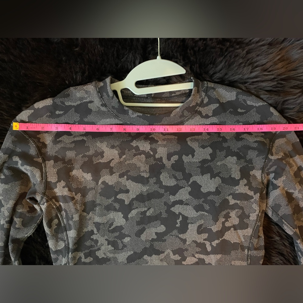Lululemon (like new!)Heritage Camo Jacquard Black (& gray) Lunar Long Sleeve Top - Picture 10 of 16